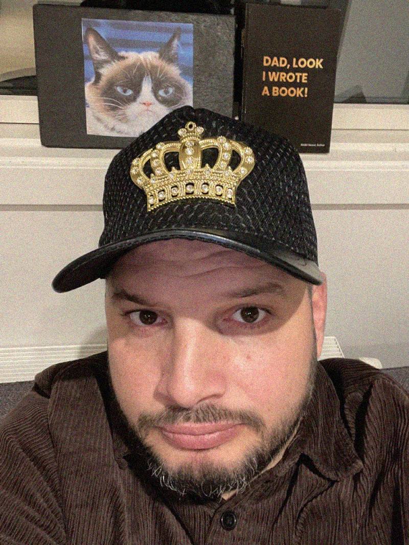 Seoud in a crown, with the only copy and the Head of Security behind him